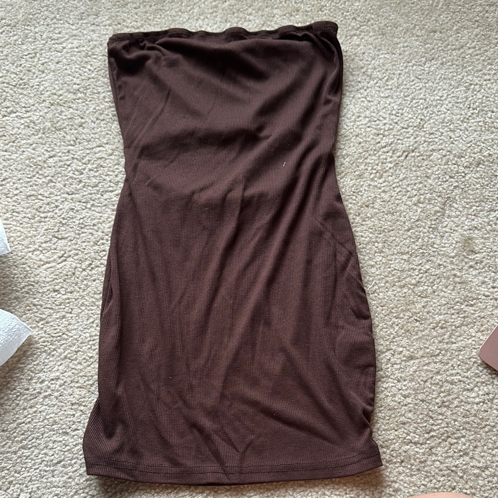 Elegant Brown Strapless Dress with Back Cutout